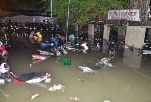 Hơn 1.000 xe máy bị nhấn chìm trong hầm sâu 2 mét giữa Sài Gòn