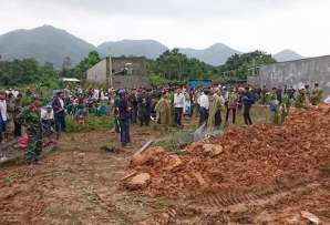 Lở núi vùi 10 căn nhà ở Nha Trang, 2 người chết